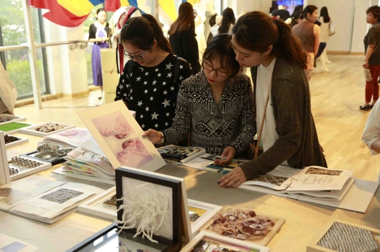 中法學院教學作品展覽隆重開幕，文化藝術交流再譜新篇